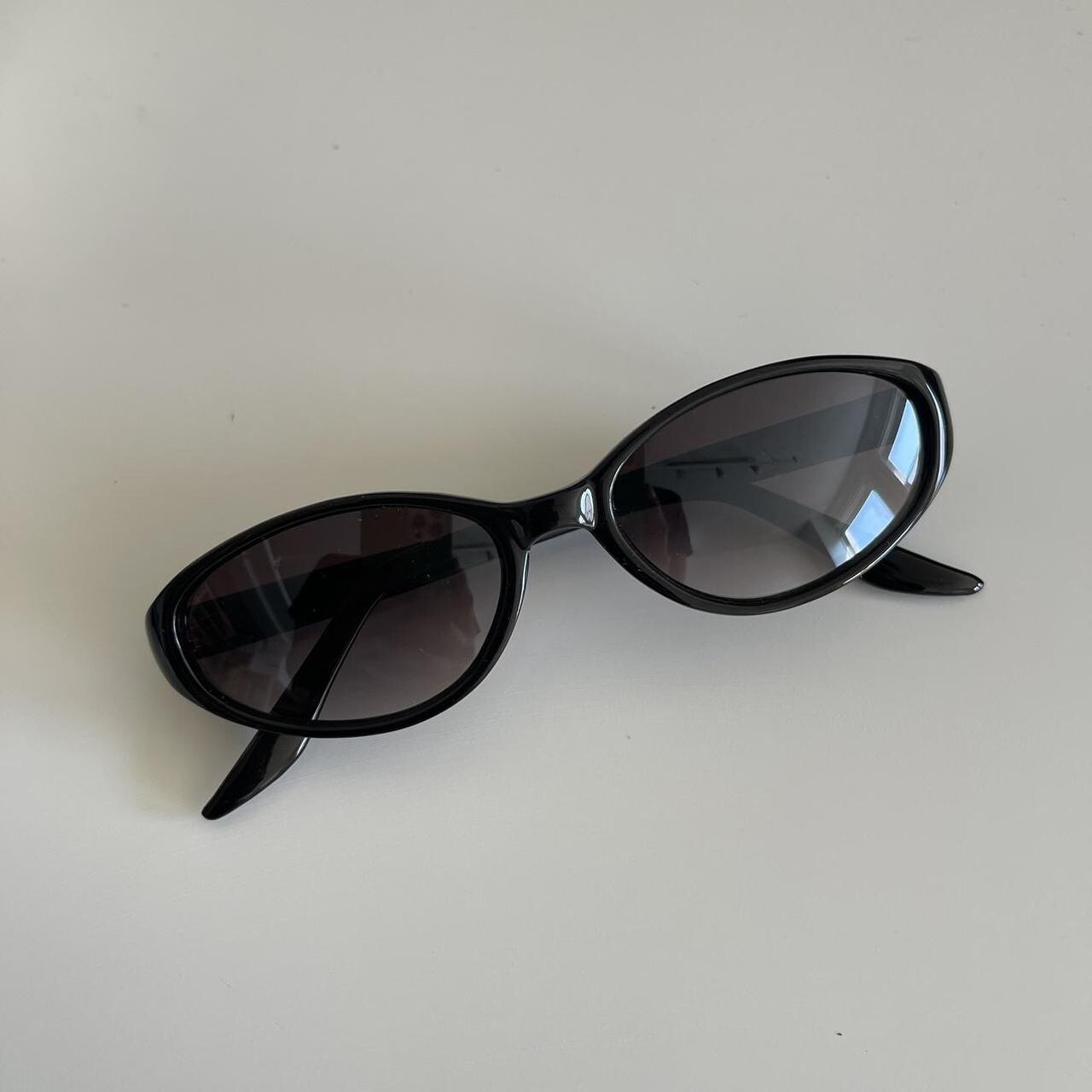 Authentic New Vintage women's 90s  Mini black oval sunglasses