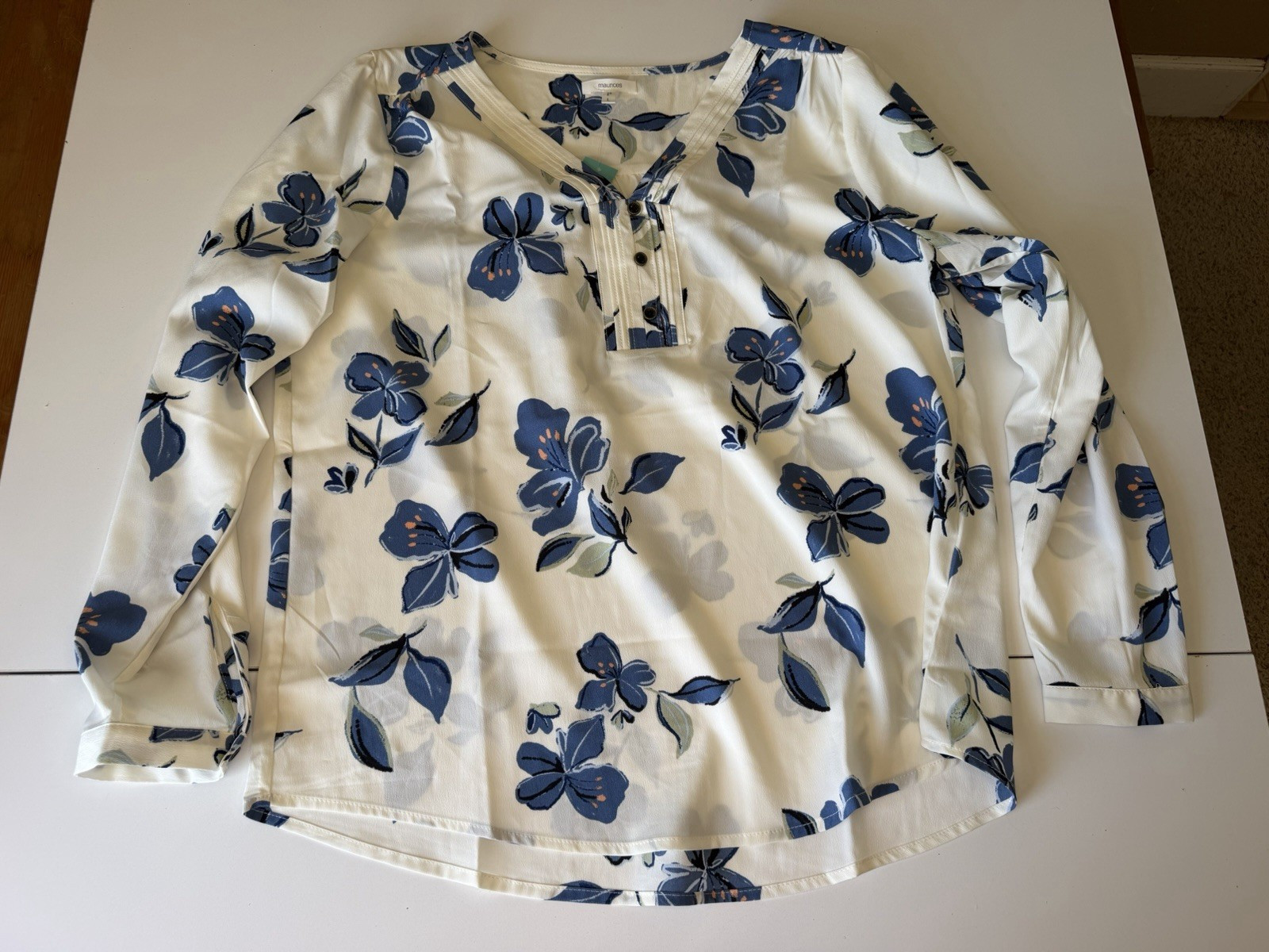 NWT Maurices Floral V-neck Long Sleeve Blouse Top Size Large White Blue Floral