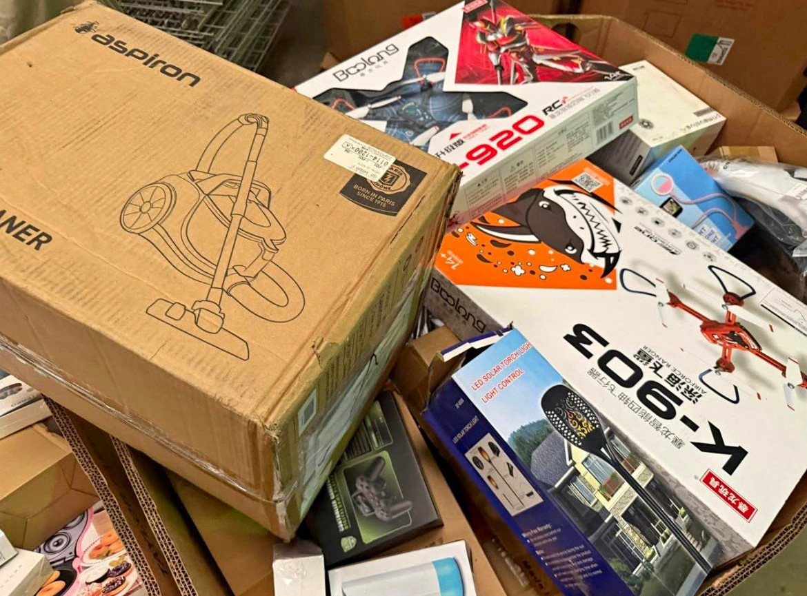 Mixed Lot, Bulk Electronics and Clothing Pallet for resellers