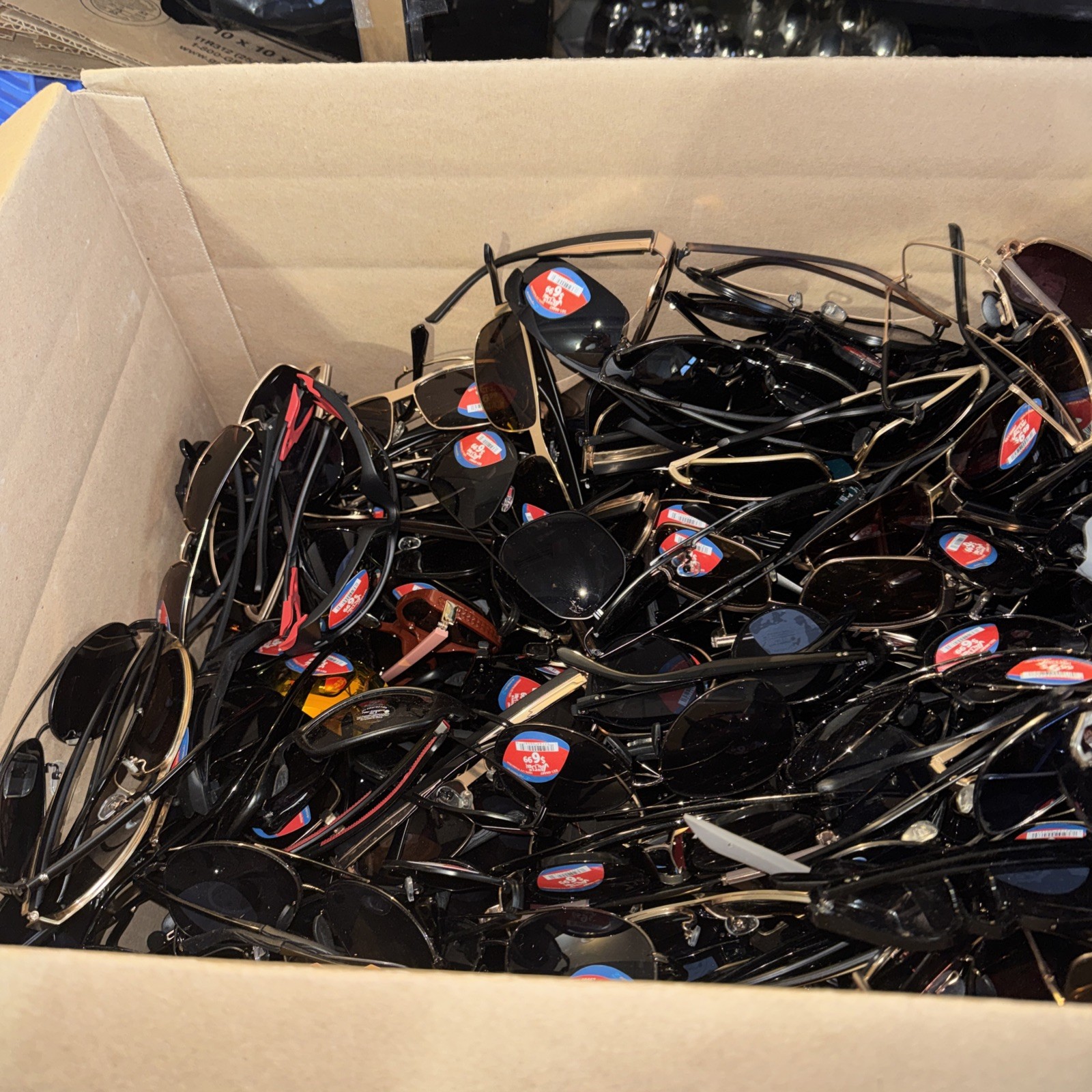 70  Randomly Selected Bulk Wholesale Fashion Sunglasses Assorted Unisex