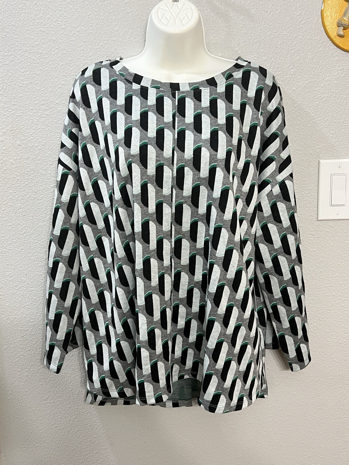 Liz Claiborne Women\'s XXL Geometric Print Long Sleeve Tunic Top Gold Buttons NWT
