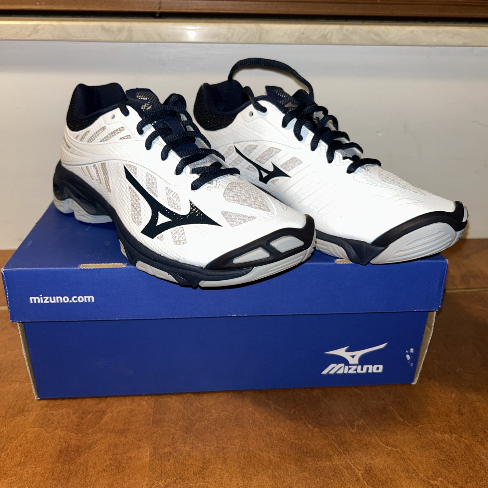 Mizuno Womens Size 7.5 White & Navy Wave Lightning Z4 Athletic Running Sneakers