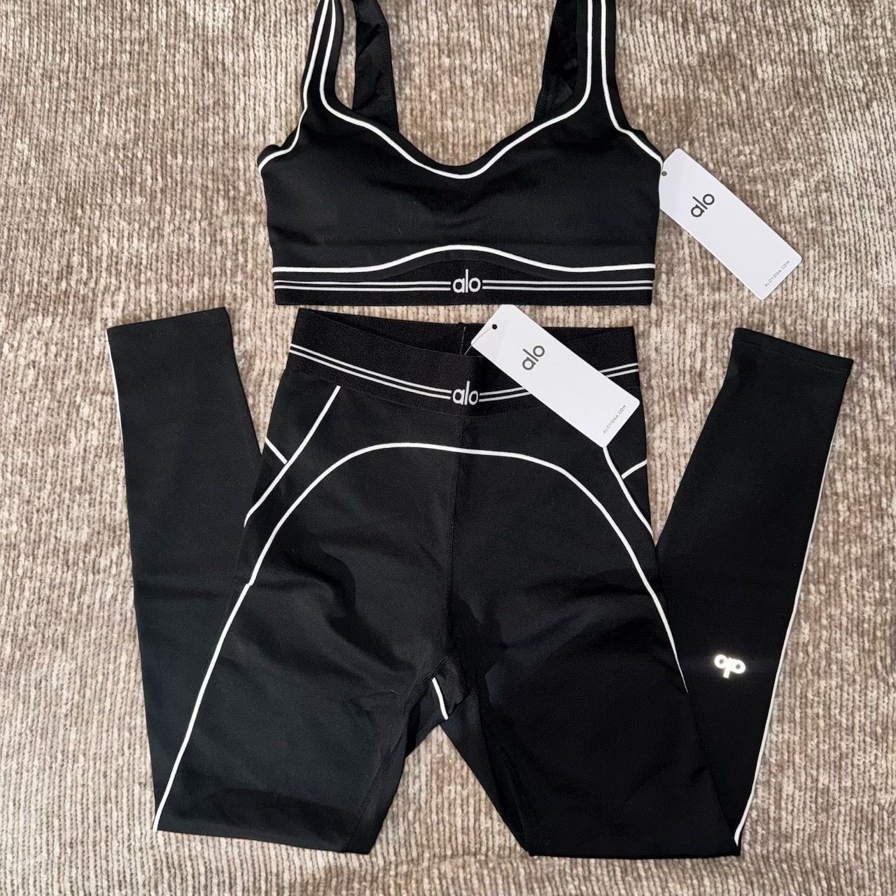 NWT Alo Yoga Contrast Piping Matching Set (Sports Bra + Leggings)