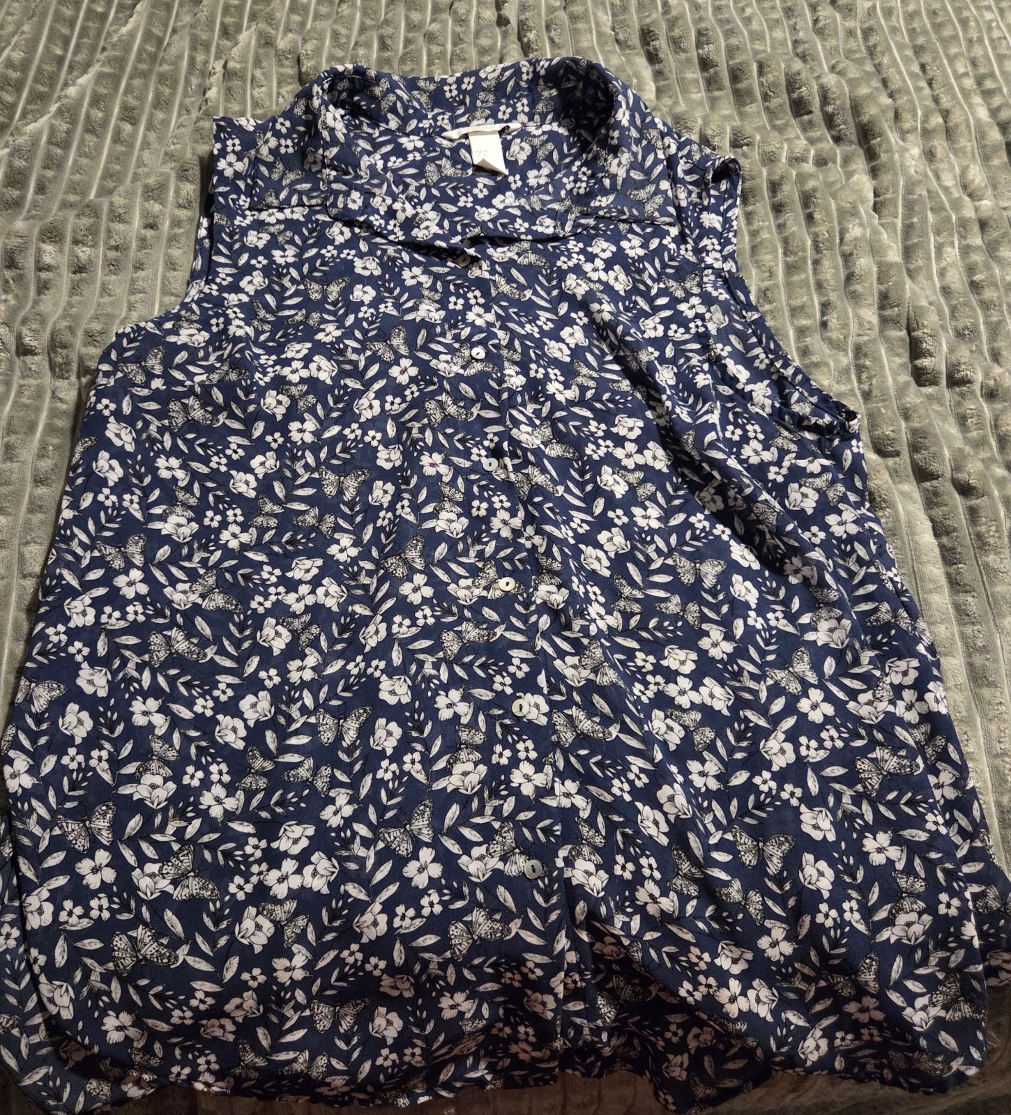 H&M Womens Blue White Floral Butterfly Sleeveless Collared Button Blouse Sz 8