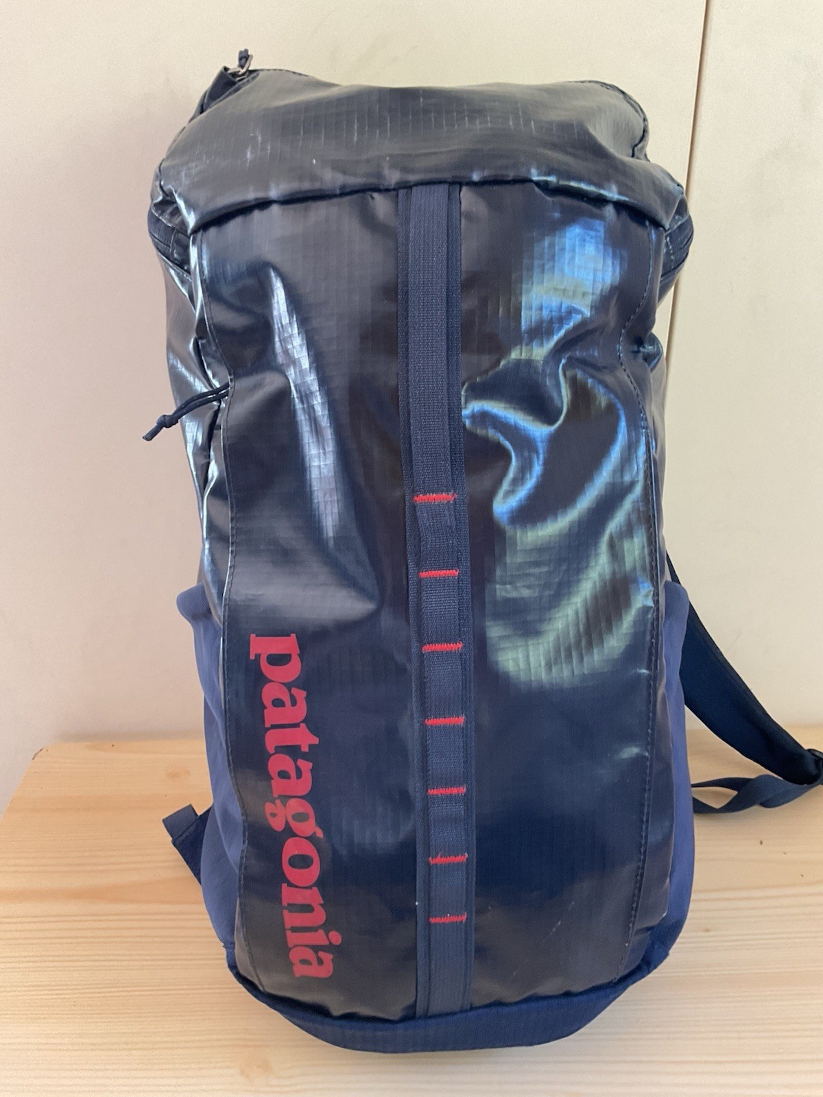 Patagonia Black Hole BackPack 25L Rip Stop Fabric On Board Air Travel Navy Blue
