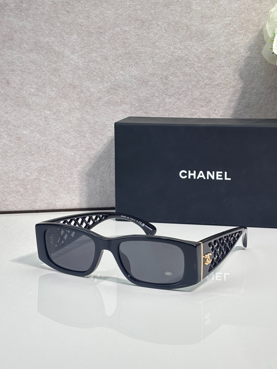 CHANEL Women\'s Sunglasses | Model: 5566 | Size: 54-20-135