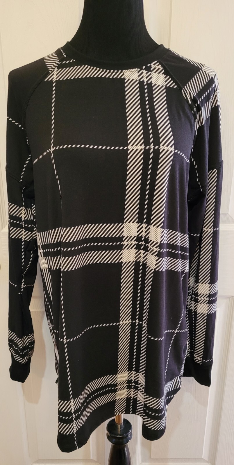 Lularoe Erin Long Sleeve Raglan Top Size M Medium BeautifulBlack White Print NWT