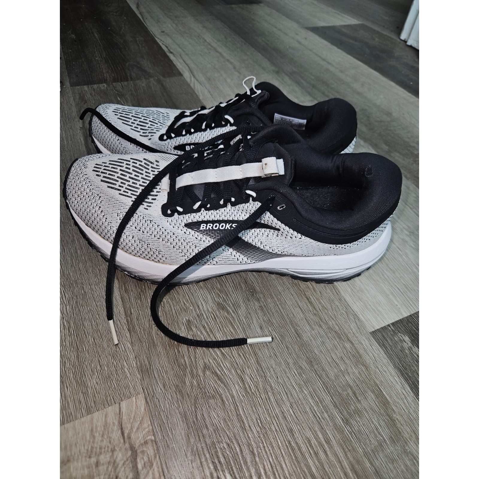 Brooks Revel 6 Womens Running Shoes White Black 1204241B121 Size 10.5