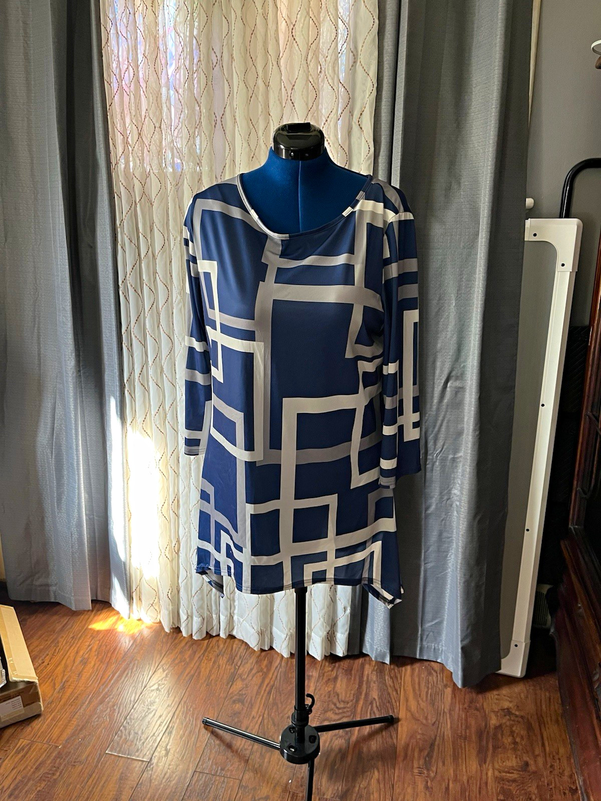 Lily By Firmiana womens 1XL blue/white/gray geometric sharkbite tunic top