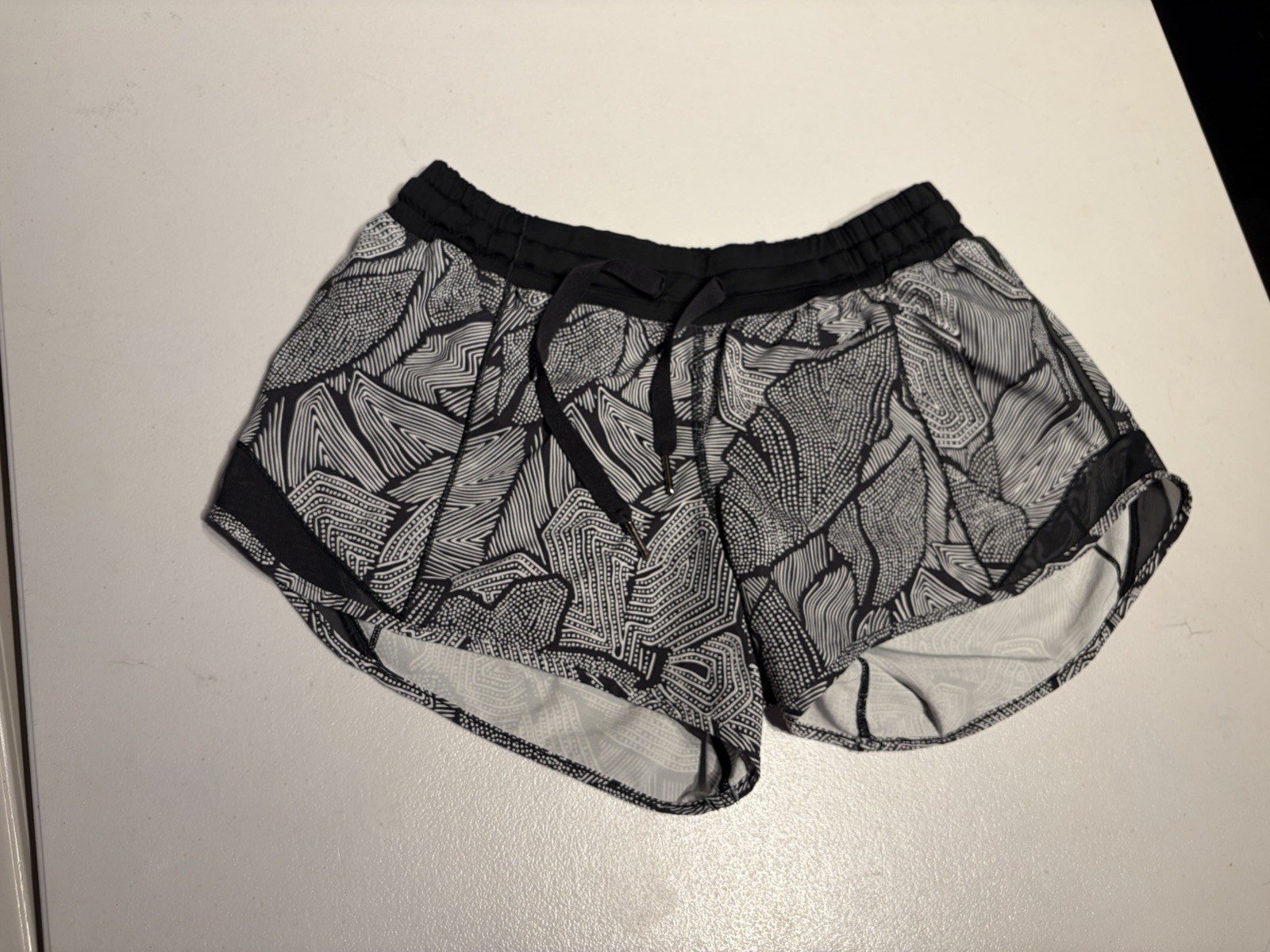 Lululemon Shorts Women’s 6 Hotty Hot Lined Dottie Tribe Black Gym 3.75” Inseam