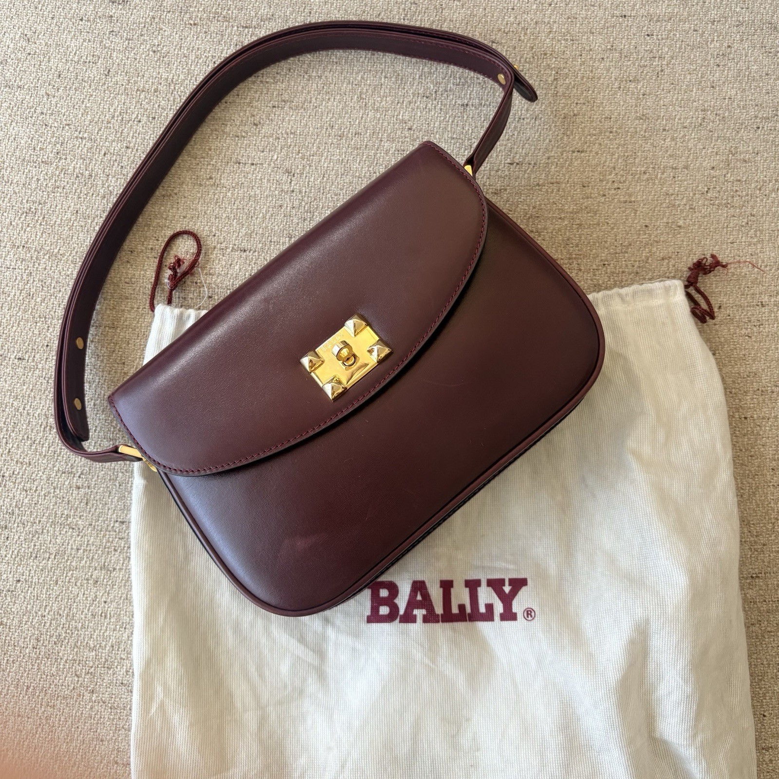 Bally Vintage Bordeaux Leather Shoulder Bag Gold Logo Clasp Flap Burgundy