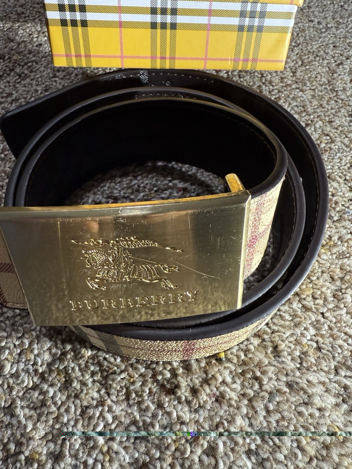 Burberry belt is a classic model of the brand, characterized by its golden buckl