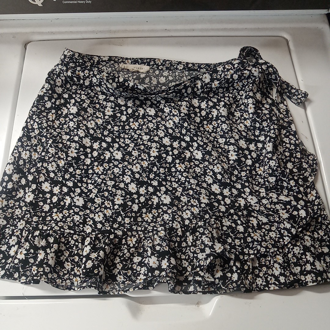 LA HEARTS Skirt Women\'s Size Small Black & White Floral Wrap Style by Pacsun