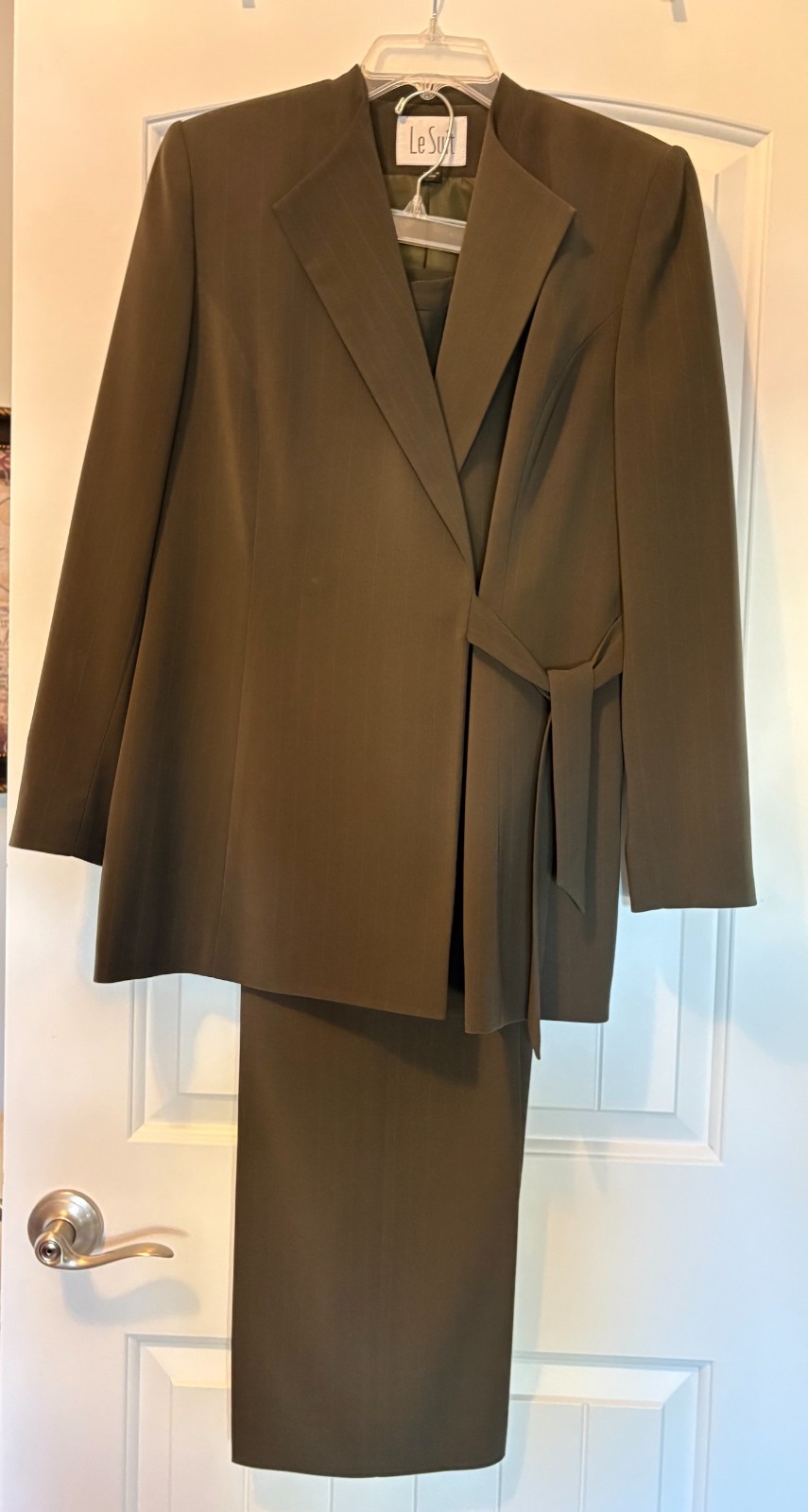 Le Suit Brand 2-Piece Pant Suit Size 8 Olive Green Pinstripe