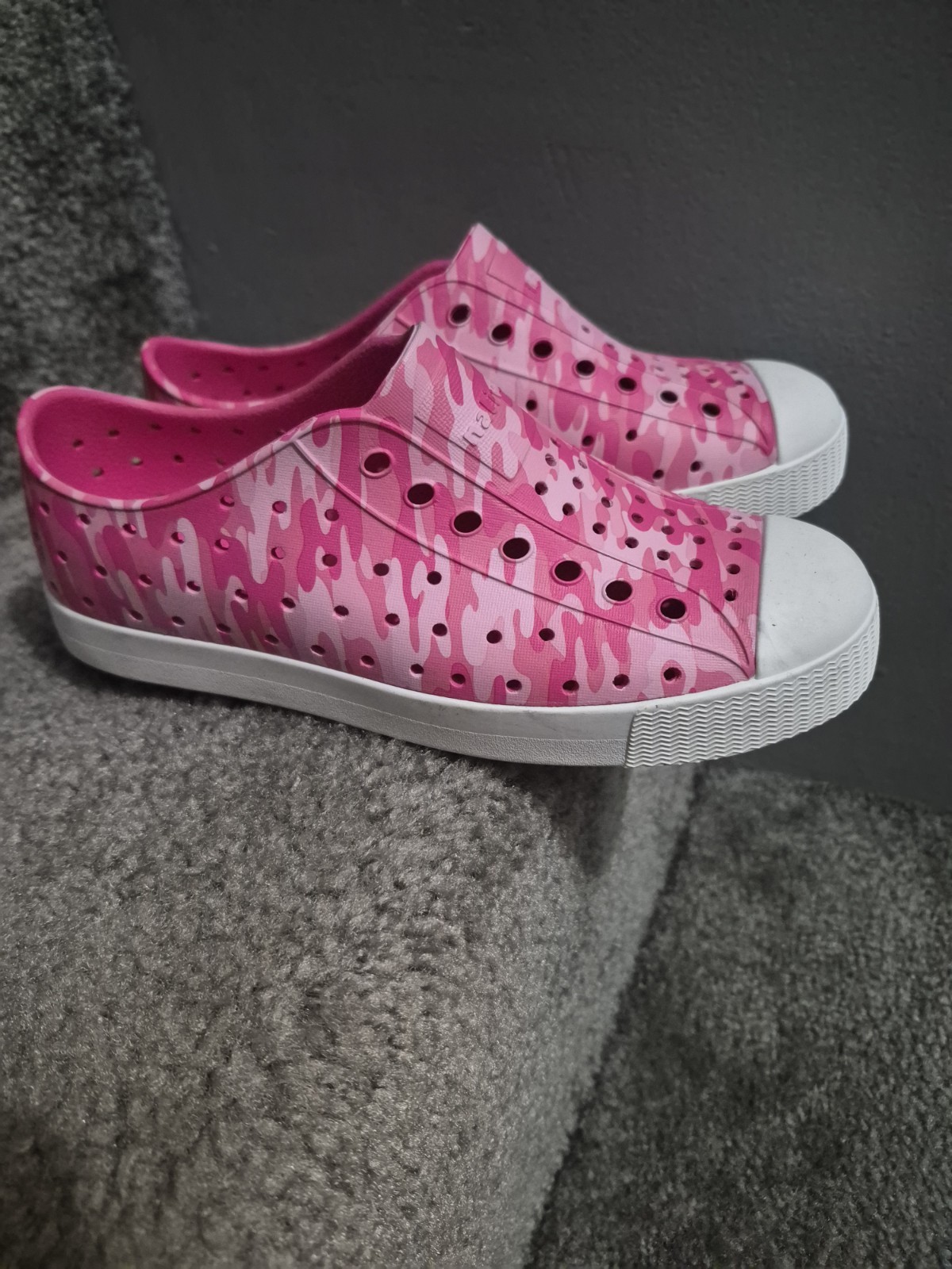 Native Jefferson Sugarlite Girls Size  2 Pink Camo Swirl Rubber Slip On Shoes 