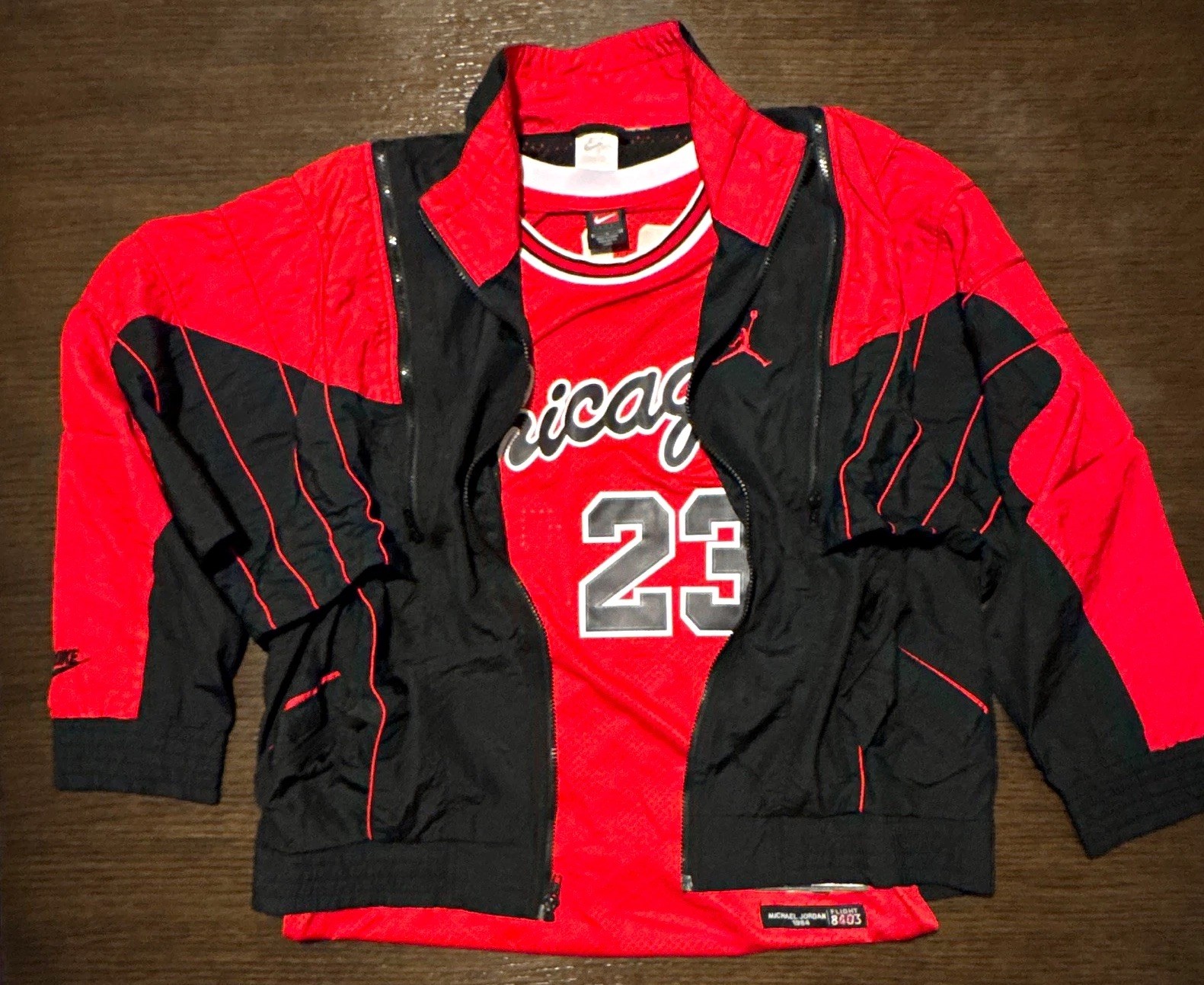 VINTAGE NIKE JORDAN WARM UP FLIGHT JACKET -XL & NIKE CHICAGO 23 JORDAN JERSEY -L