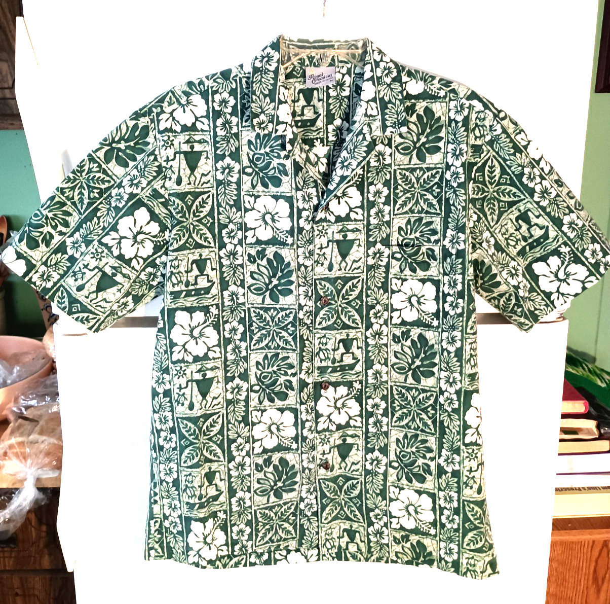 VTG MEN\'S ROYAL CREATIONS GREEN FLORAL PRIMITIVE SYMBOLS HAWAIIAN SHIRT SIZE M