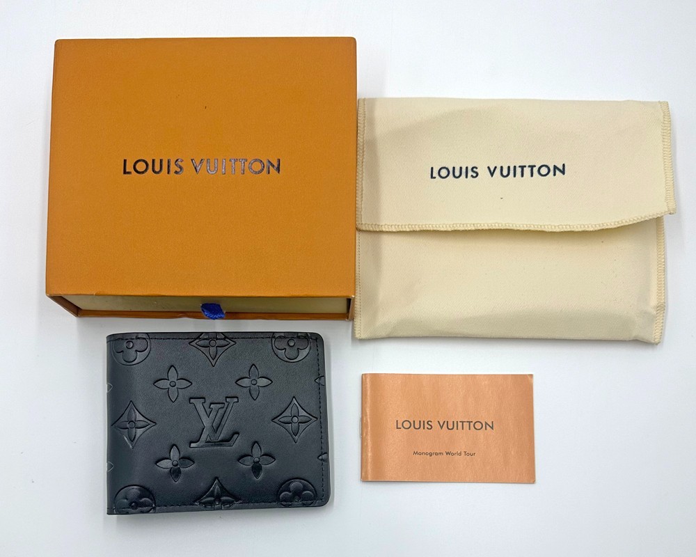 Louis Vuitton Bifold Men\'s Wallet Folding Credit Card Logo Accent Solid