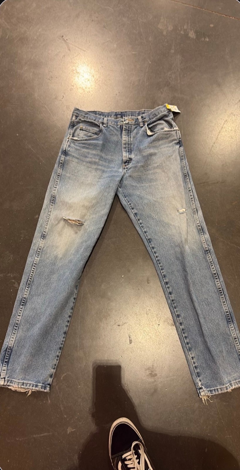 Vintage 90s Wrangler Rugged Wear Distressed Jeans Light Wash Knee Rips Frayed