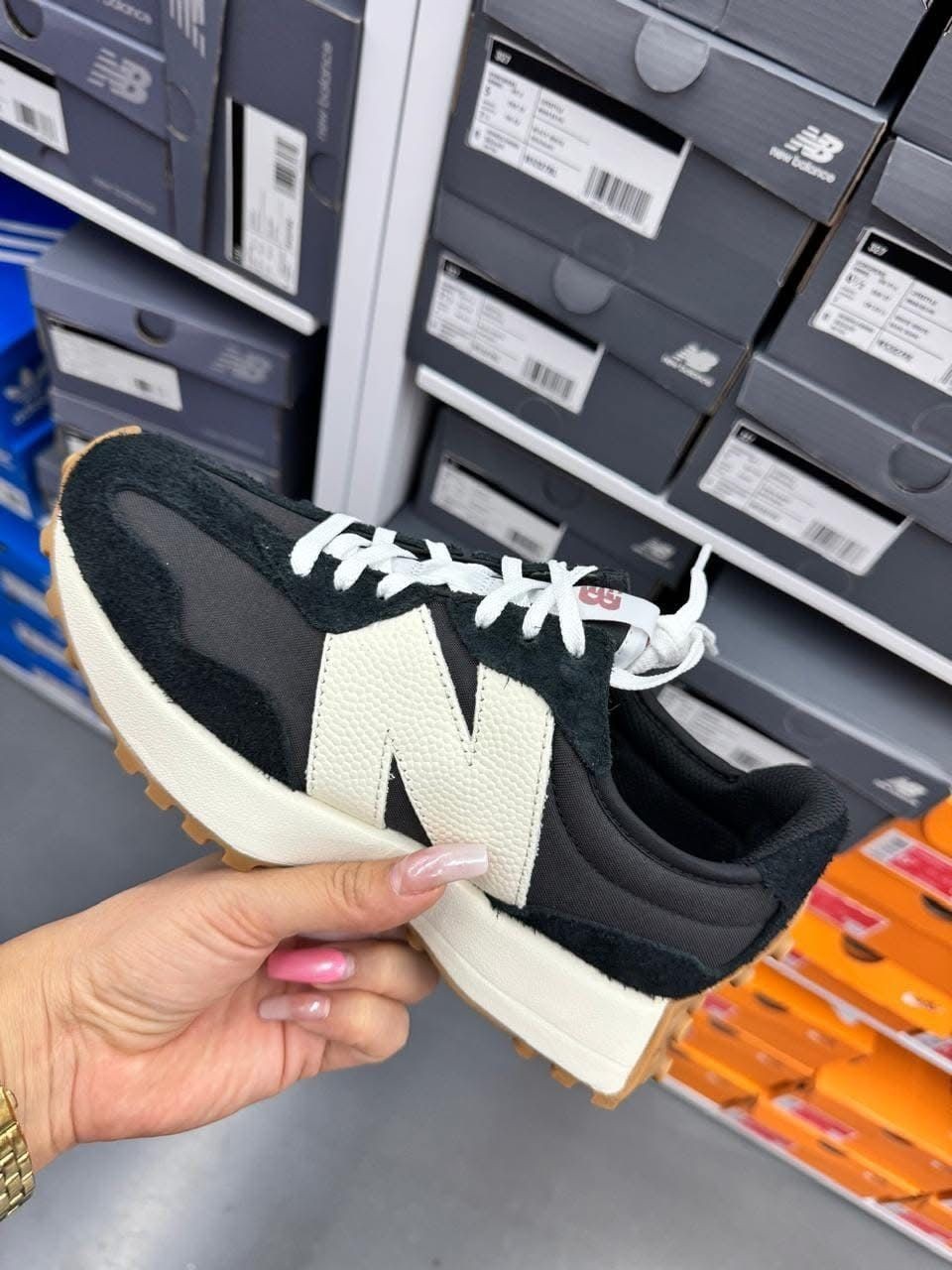 [SALE] Women\'s NewBalance 327 Sneakers, Black/White - AUTH, NEW TAG