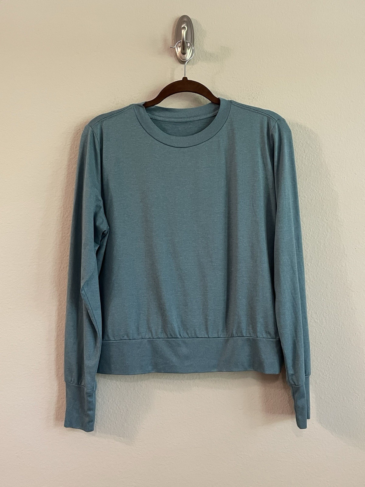 Vuori Women’s Smoke Blue Daydream Crewneck Long Sleeve Top Size L