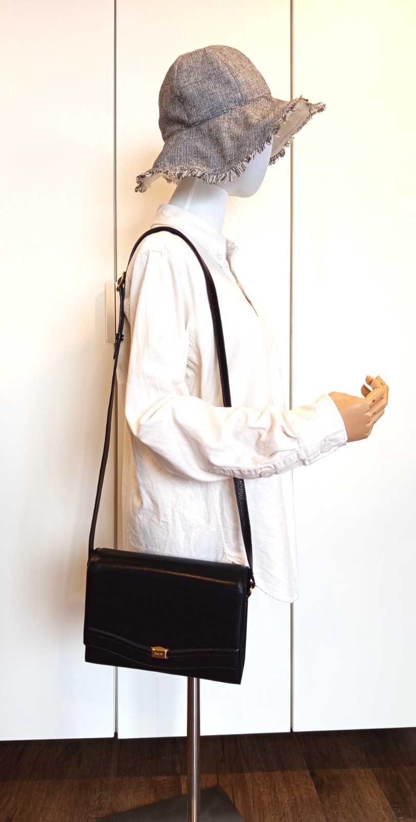Bally Vintage 1980s Structured Smooth Leather Flap Crossbody Bag - Black