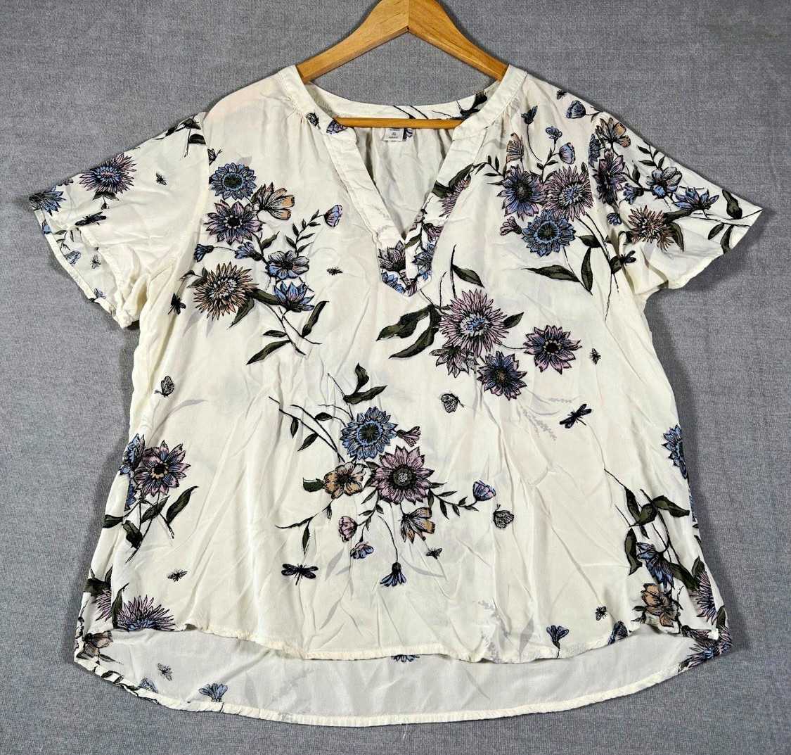 Women’s White Floral V-Neck Short Sleeve Pullover Blouse Top.