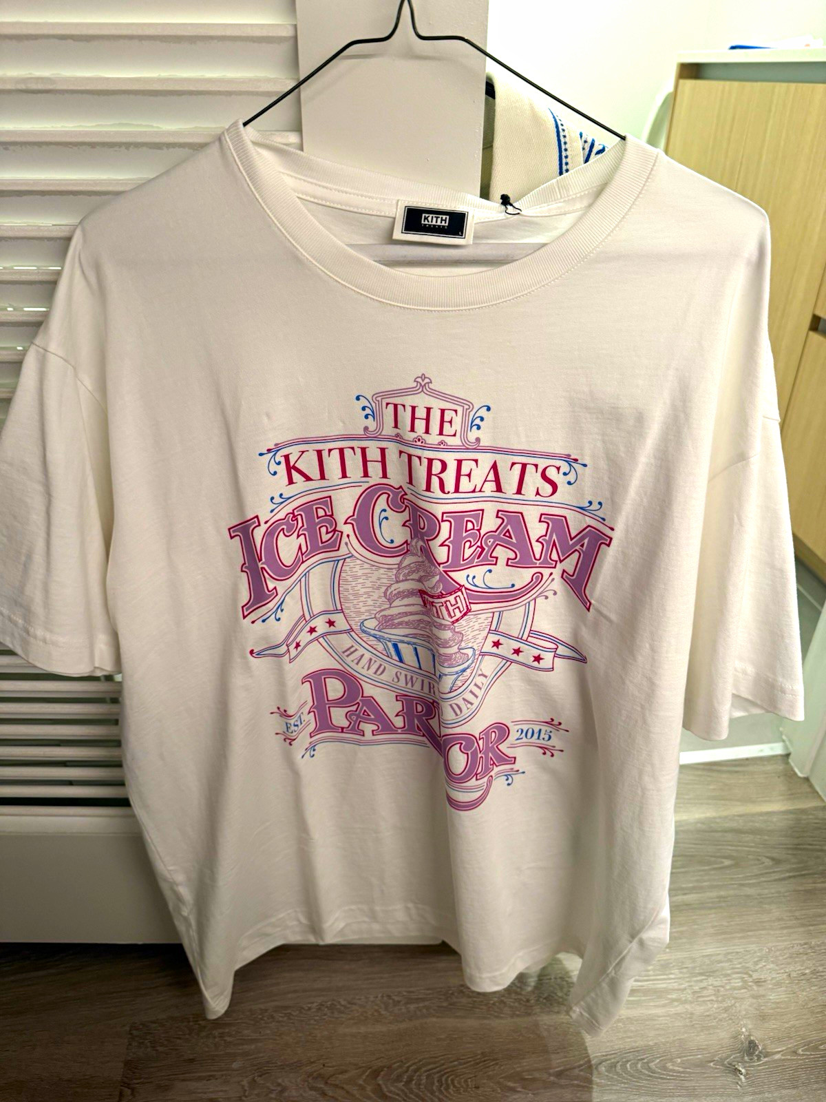 KITH Men\'s White Kith Treats Parlor Ice Cream Graphic Logo Crew Neck T-Shirt L