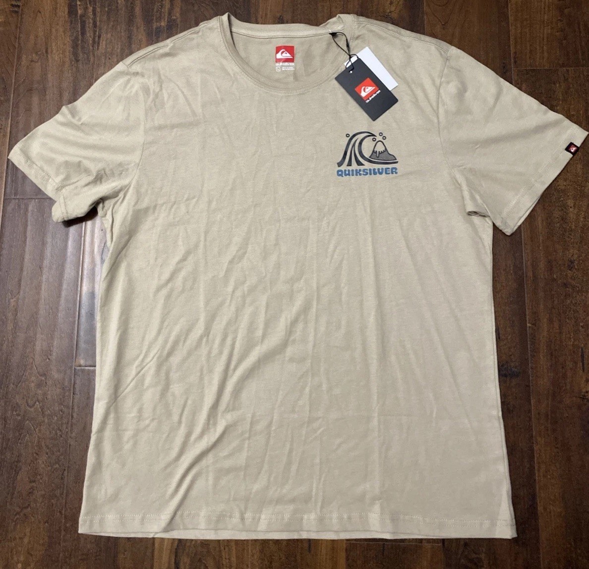 NWT Quiksilver Logo Graphic Print T-Shirt i light Brown Men’s Size Large. B3