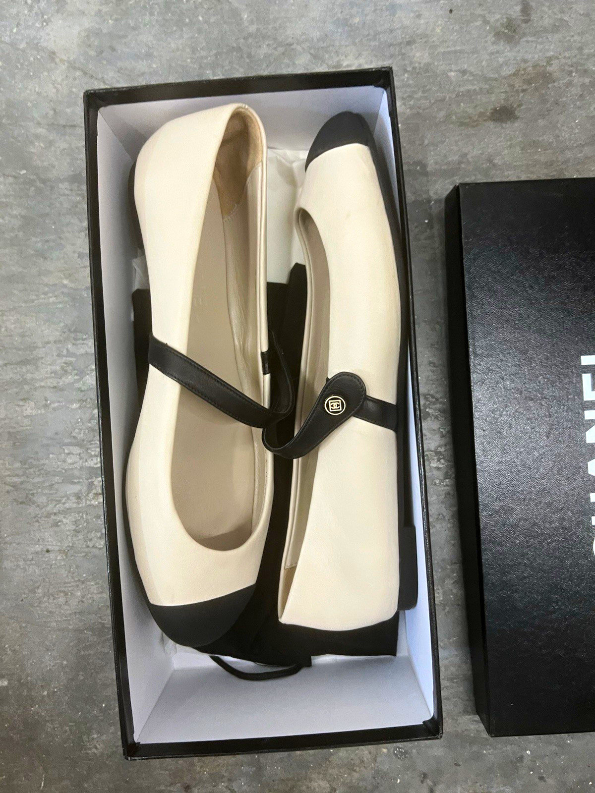 CHANEL Ballerine Leather Ballet Flats Beige/Black Cap Toe Strap EU 38.5