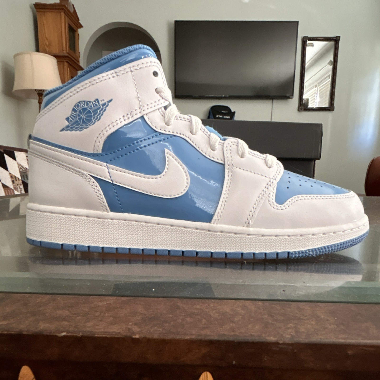 Jordan Air Jordan 1 Mid Men\'s Lace-Up Mid-Top Sneakers White/Blue Colorblock