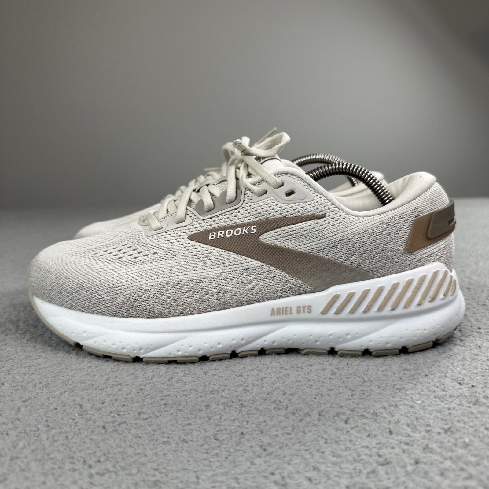 Brooks Ariel GTS 24 Running Shoes Women 10.5 2E Wide Coconut Cream 1204142E135