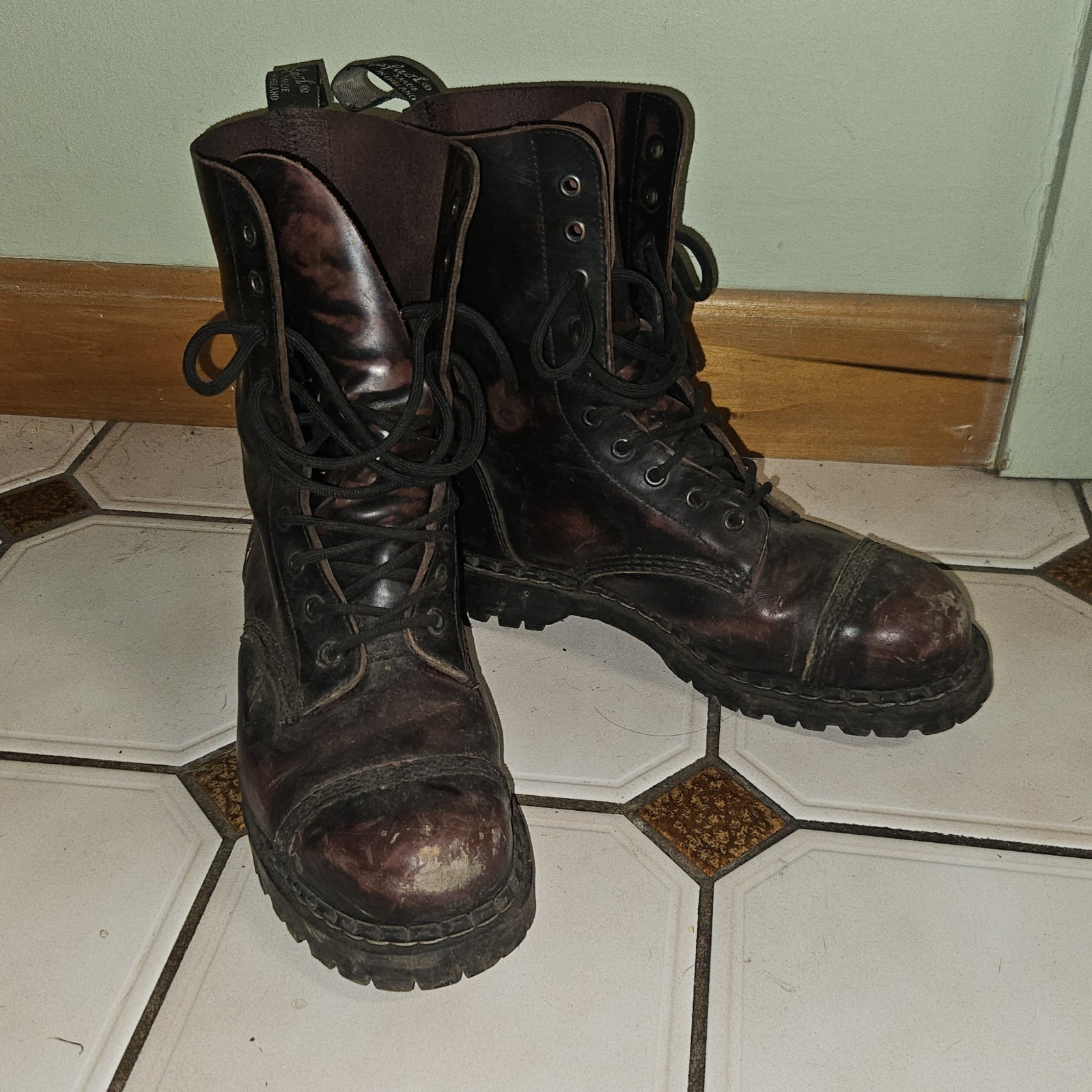 Solovair Gripfast 10-Eyelet Burgandy Rub Off Derby Boot US 9.5W