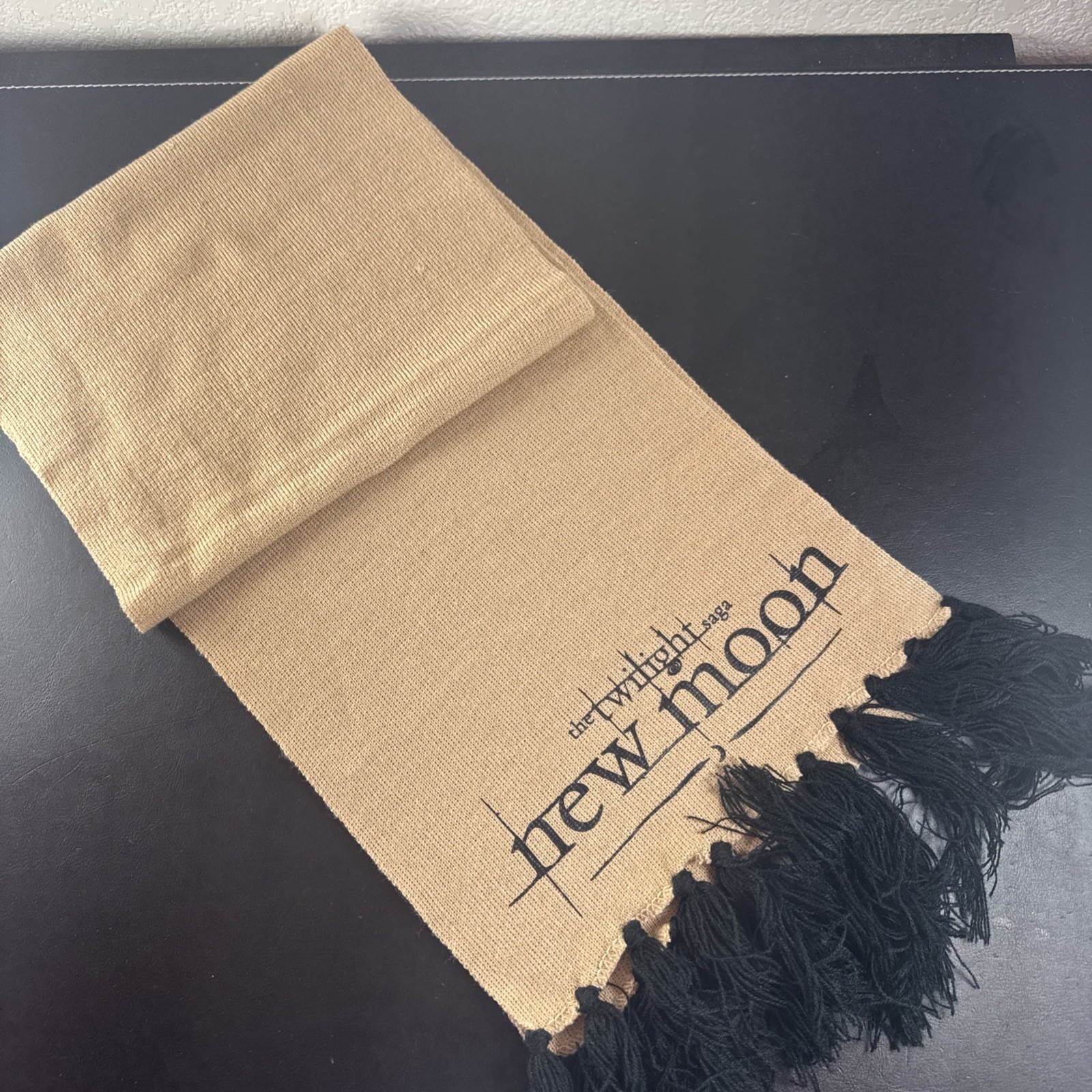 Twilight Saga New Moon Cullen Crest Blanket Scarf Womens Yellow Tan Knit Tassel