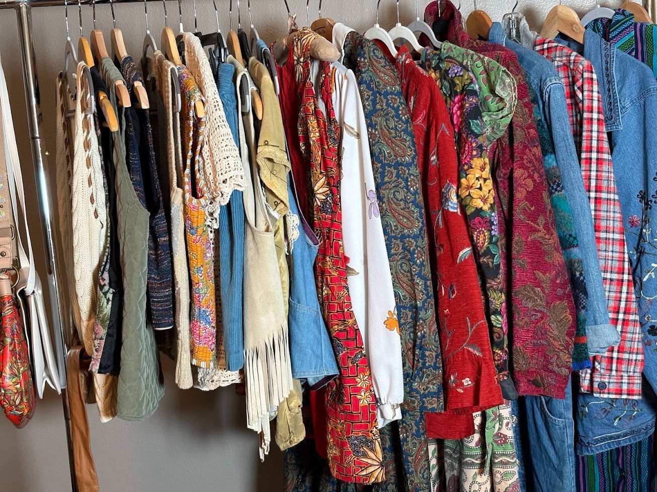 27pc BohoStyle & Vtg Womens Clothing Lot resell /Tapestry Embroidery/denim/Indie