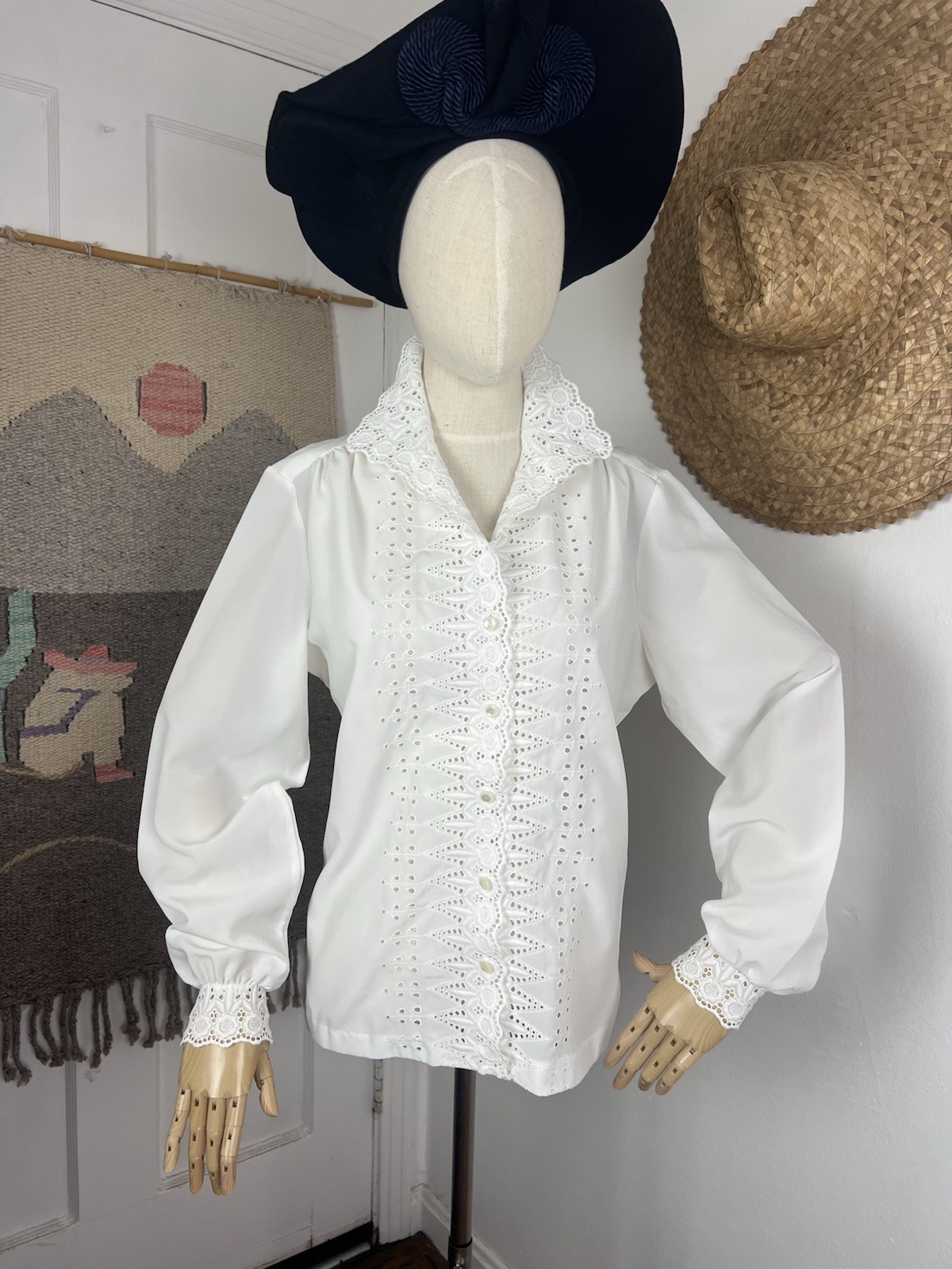 BILLOW SLEEVES 1970’s 70s Vintage Daisy Floral Peekaboo Eyelet Lace Blouse M L