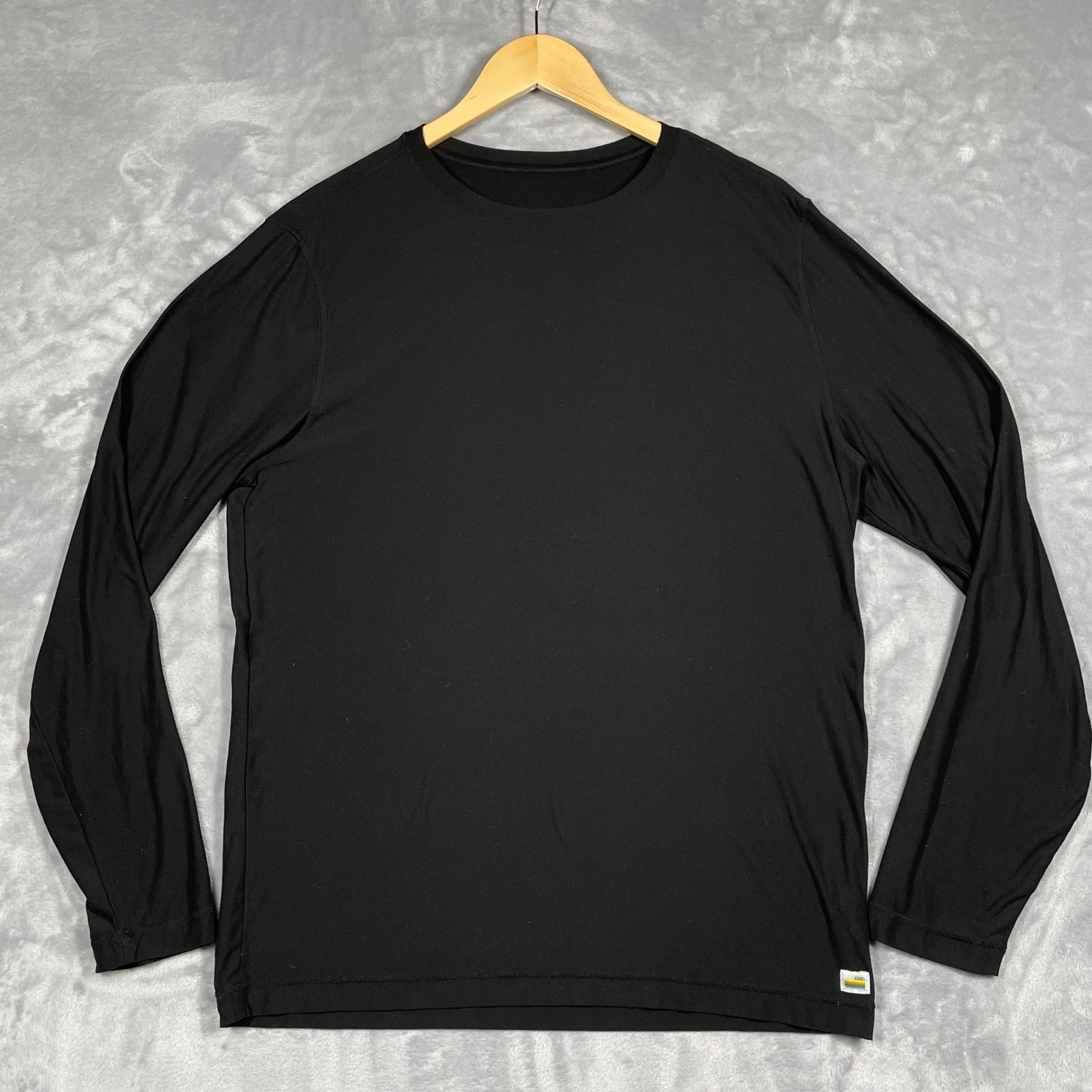 Vuori Mens Long Sleeve Crewneck Tee Black V178 Size L Athletic Activewear Shirt