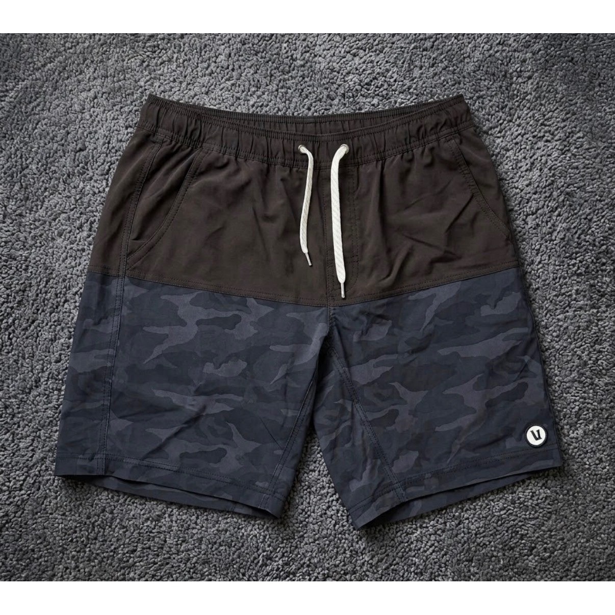 Vuori Kore Shorts Mens Charcoal Grey Camo Colorblock Lined Athletic Gym 7\