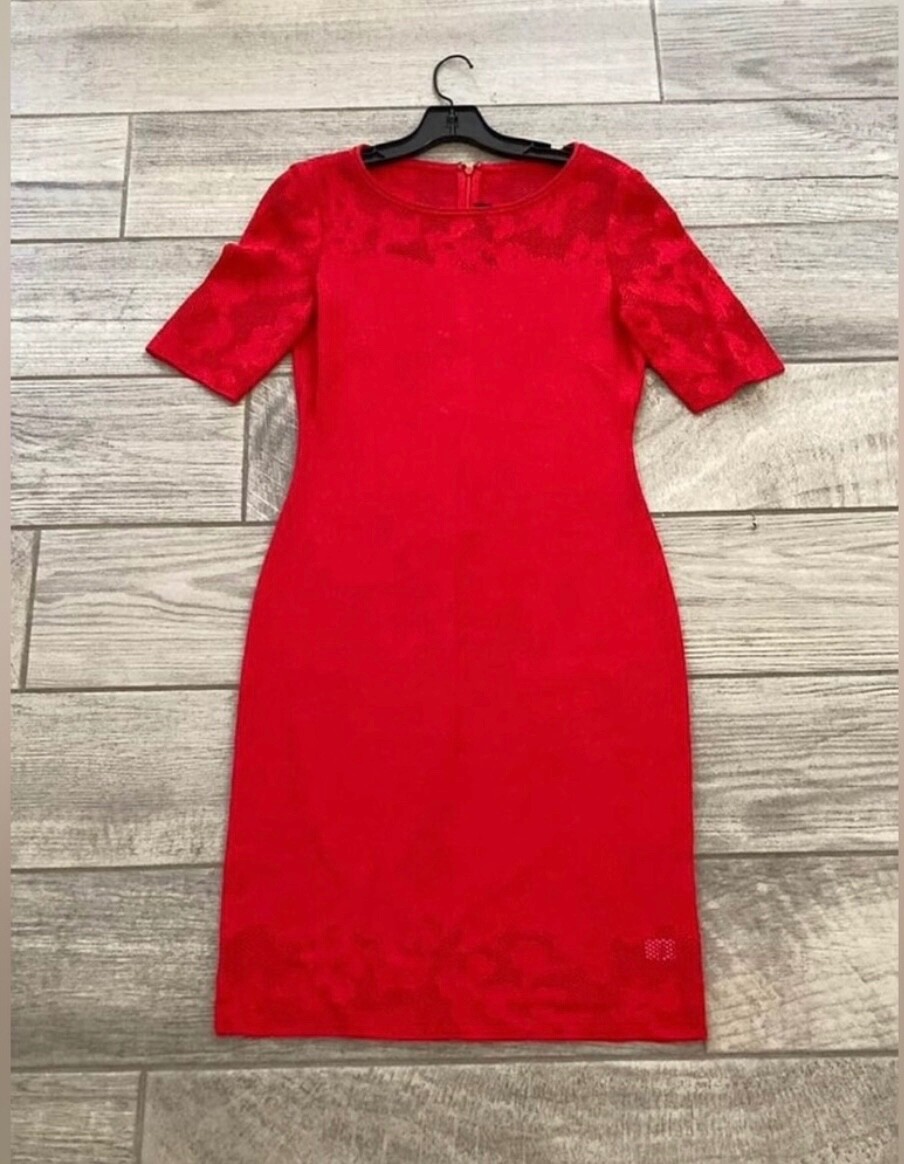Exquisite ST. JOHN MILANO knit dress. SIze 8. Great pre loved condition.