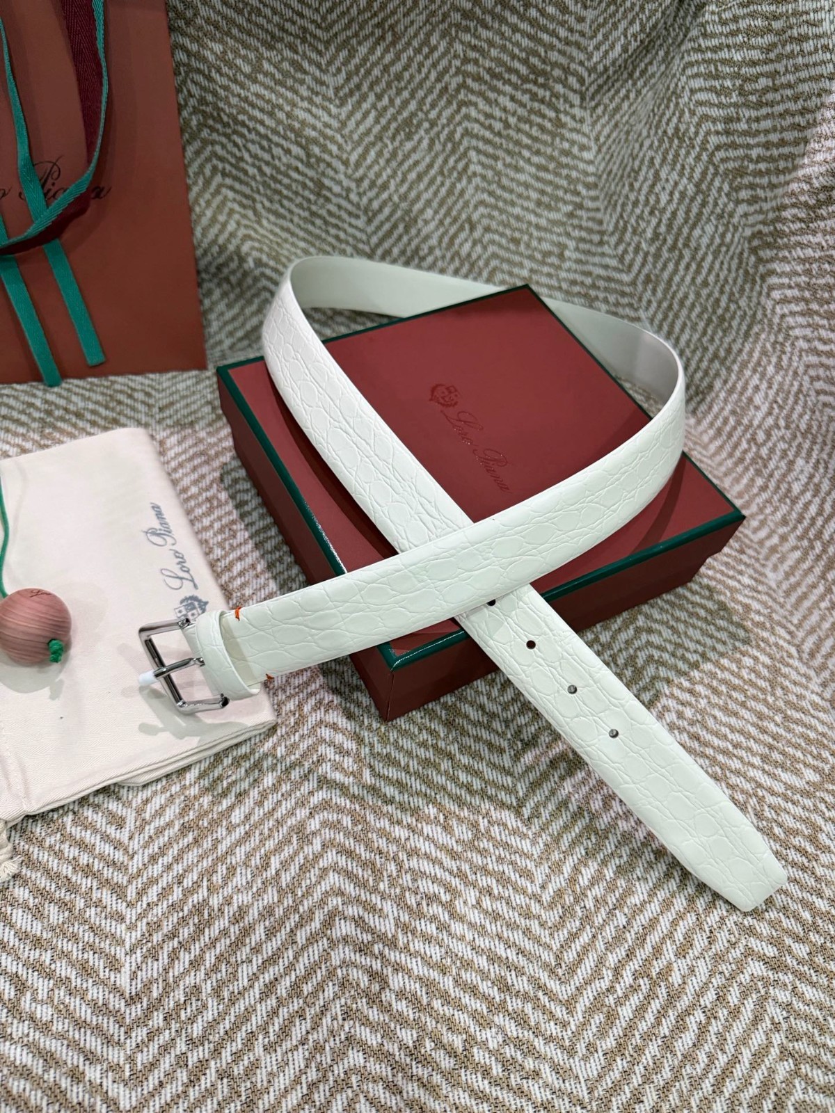 Loro Piana Belt 3.5cm Wide EU95 White Croc Embossed Leather Silver Pin Buckle