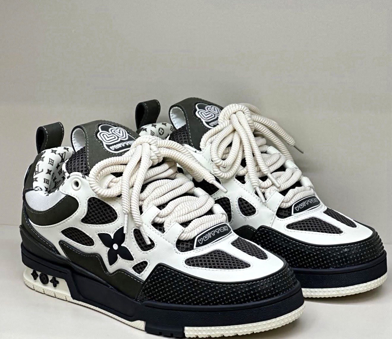 L V Black/White Logo Lace-Up Low Top Athletic Sneakers Men’s US 10.5