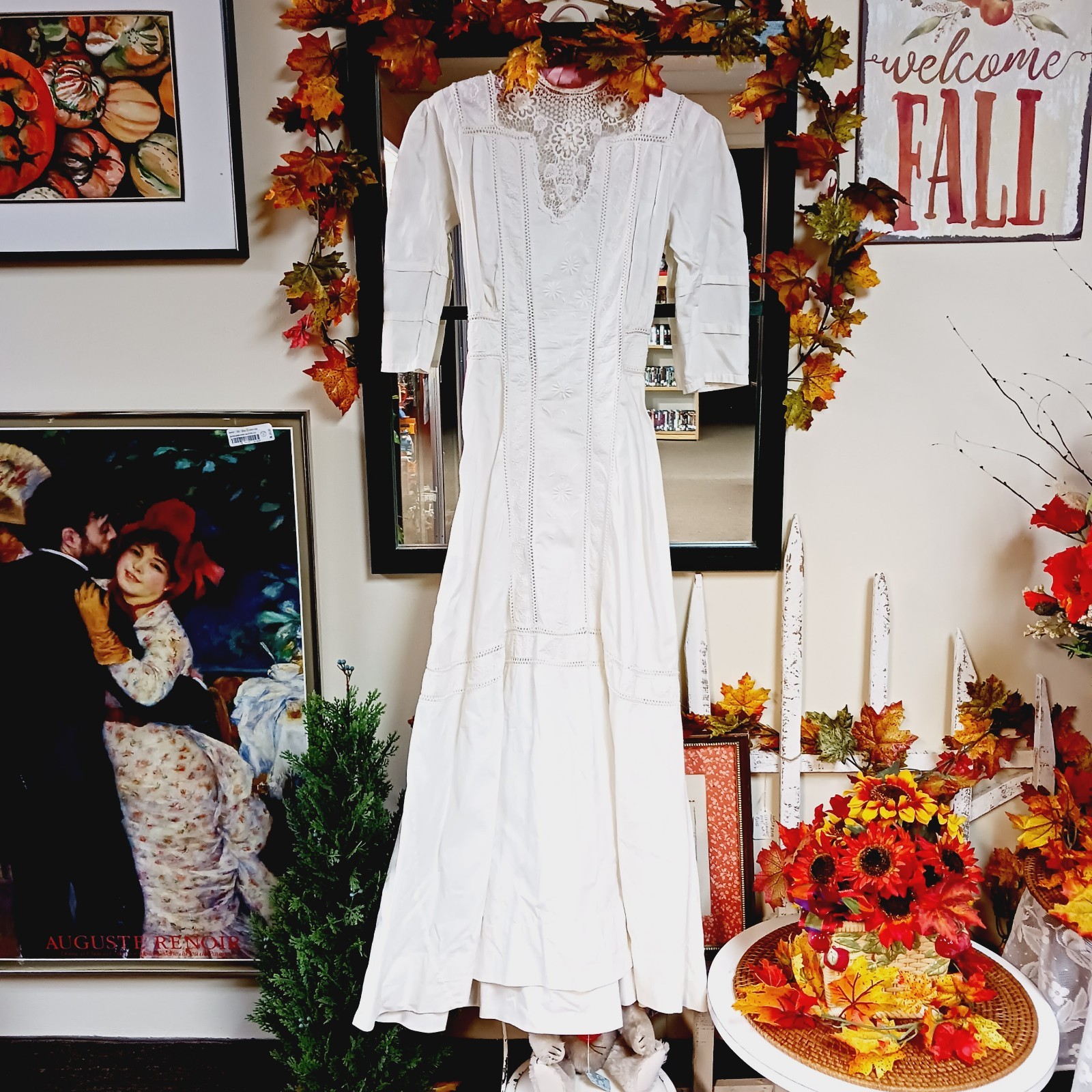 Antique 1900s Edwardian White Cotton Lawn Tea Dress Lace  Gown Victorian