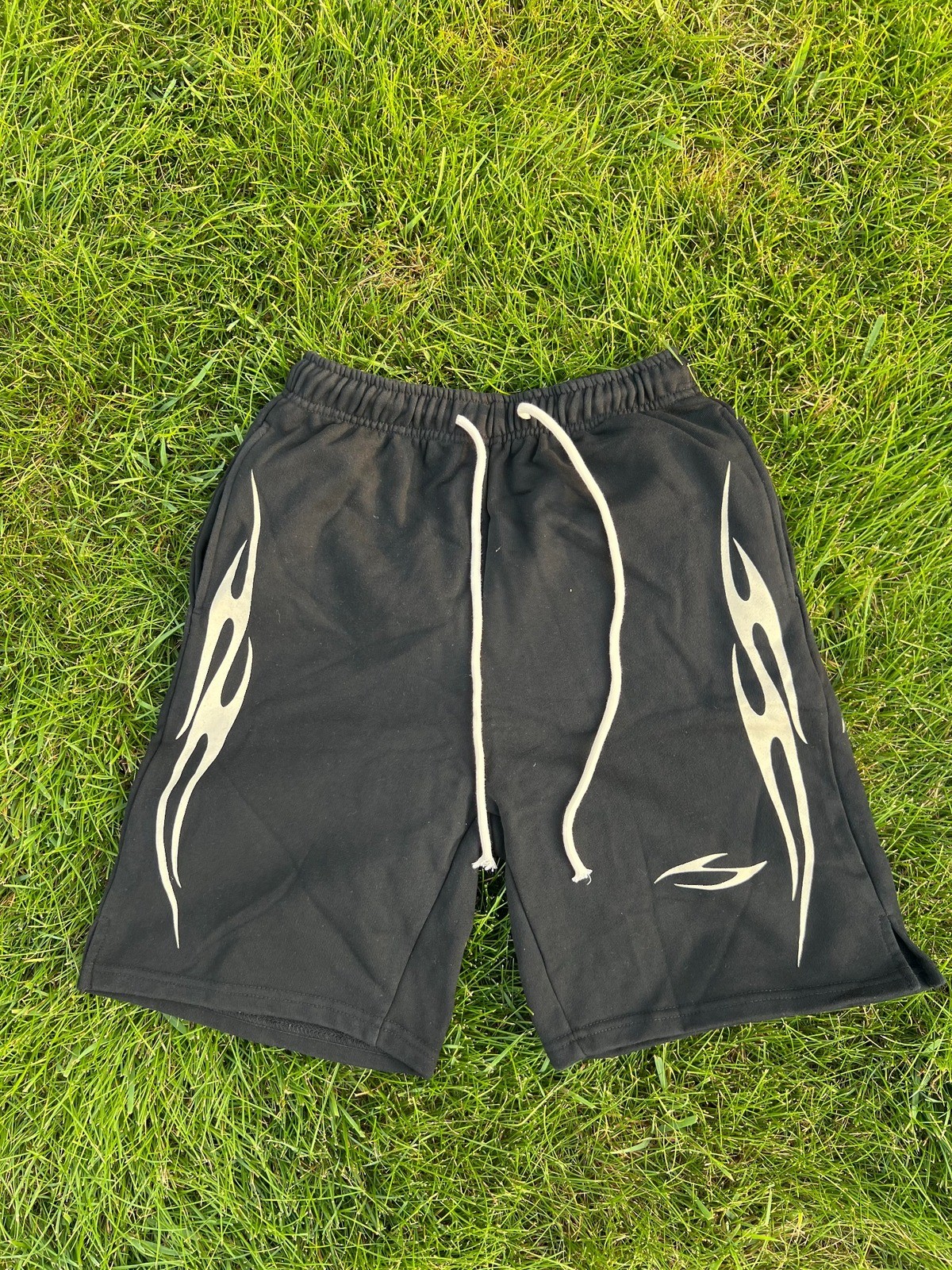 Black Cream Hellstar Side Flame Men\'s Shorts Size M (fast shipping)