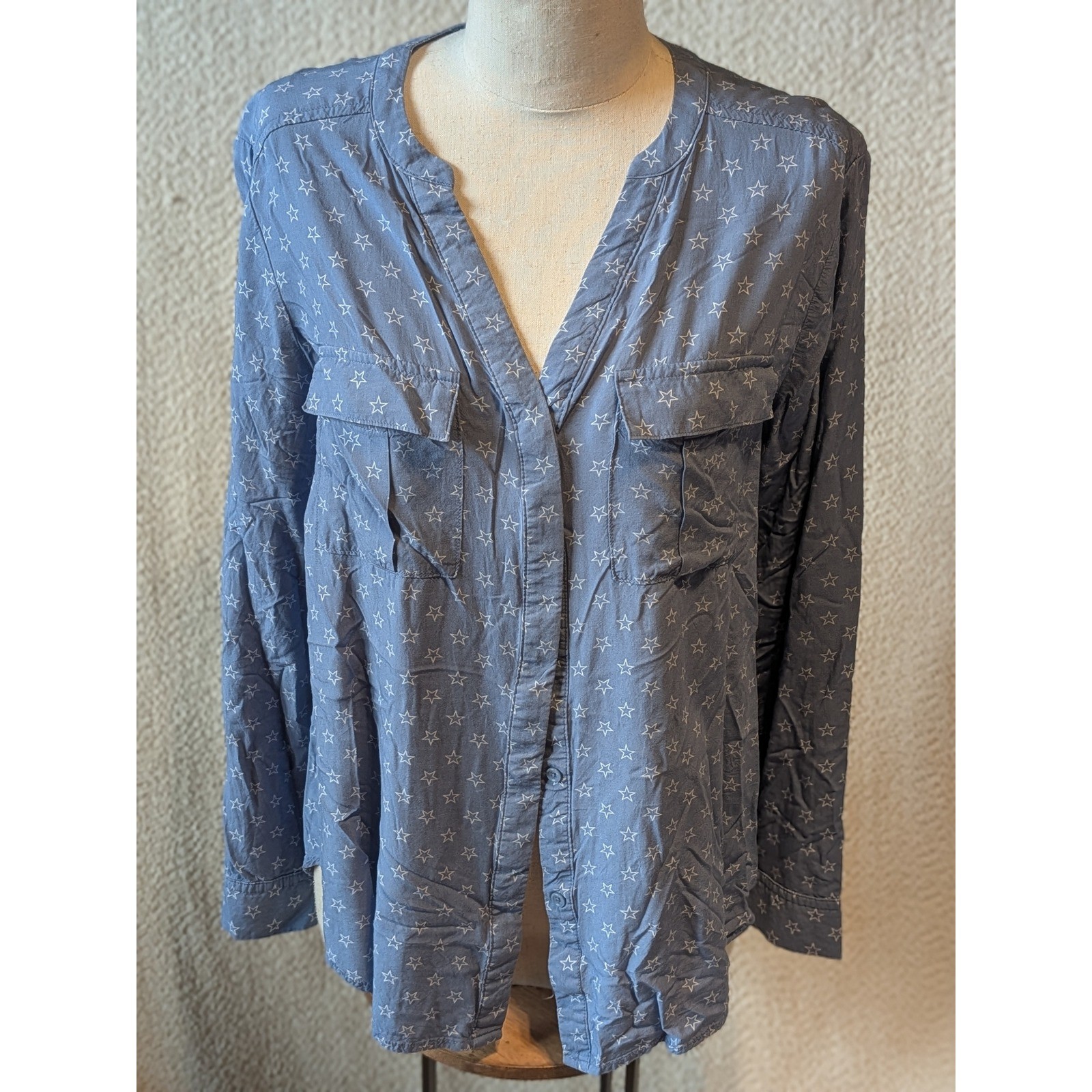 a.n.a Womens Blue Star Print Button Down Shirt Size M Long Sleeve Chest Pockets
