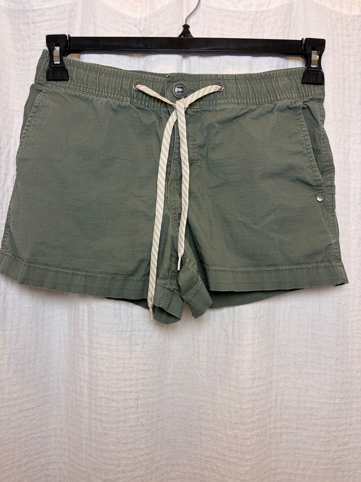 Vuori Women\'s Green Drawstring Shorts with Zip Pocket