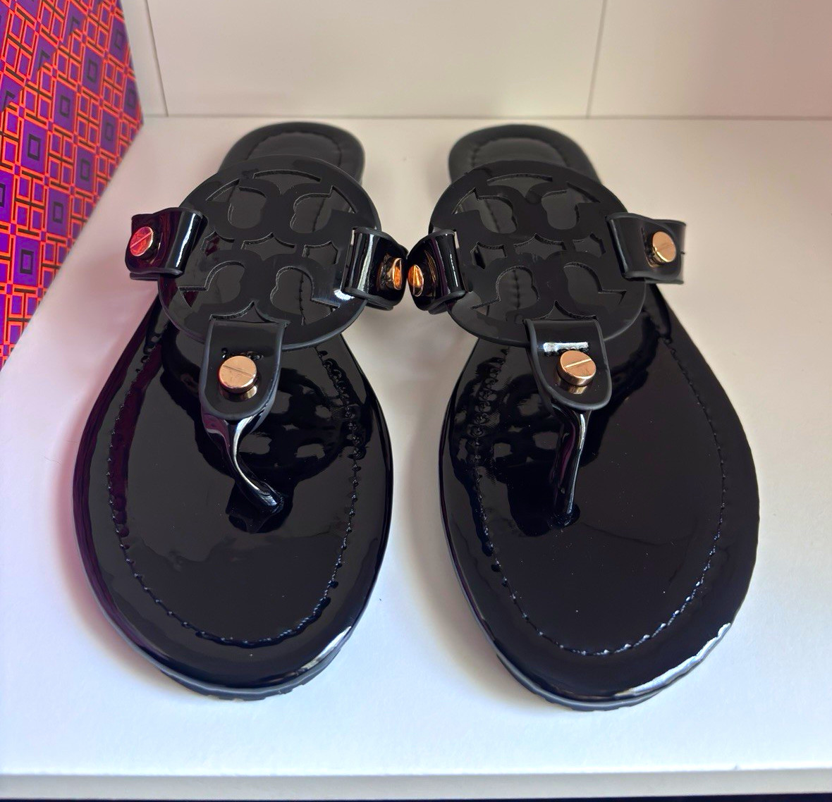 Tory Burch Women’s Black Patent Leather Thong Slip-On Sandals Logo Flat US 8