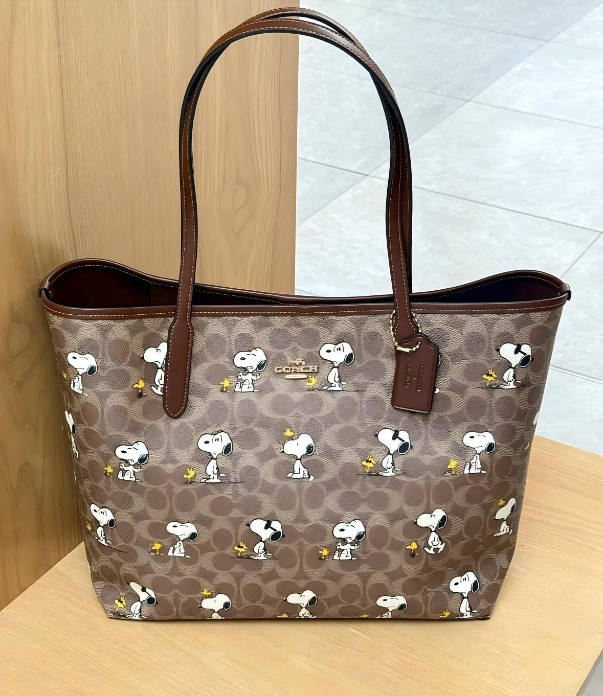 Coach x Peanuts CBJ89 City Tote Bag Signature Coated Canvas Snoopy Outlet ship