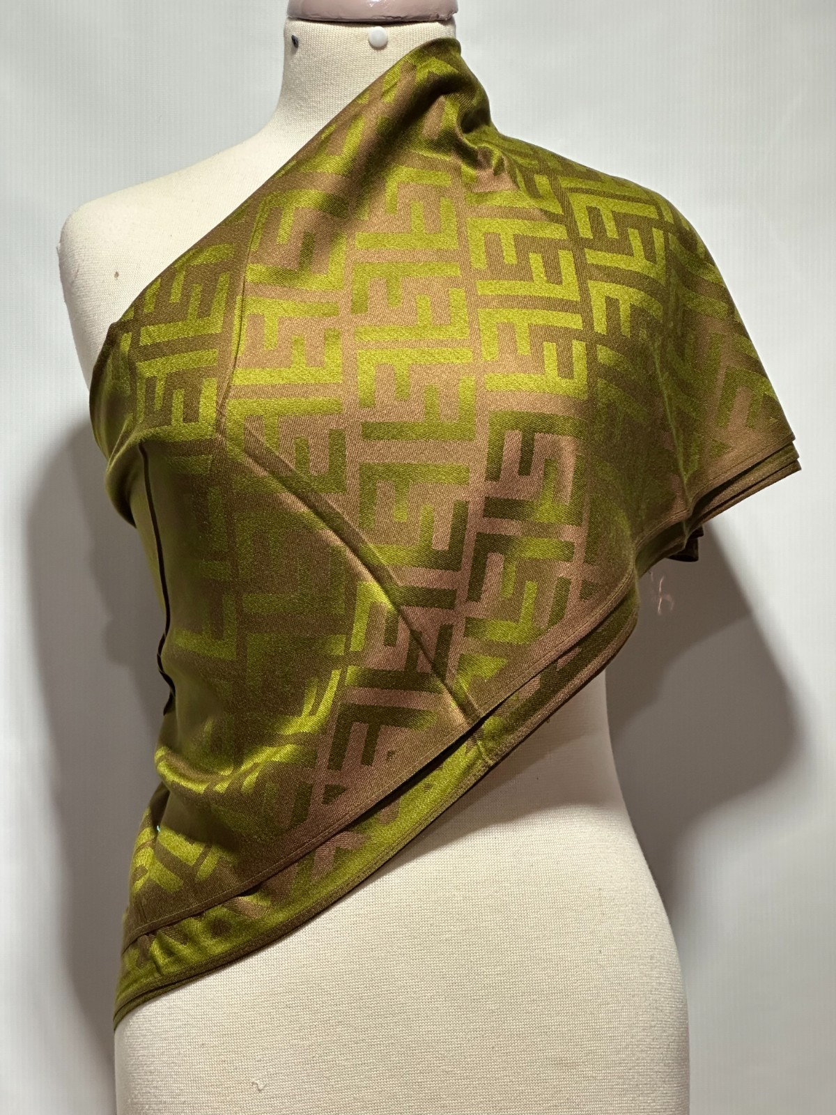 Auth Fendi Scarf Shawl Stole Wrap 65% Cashmere 35% Silk Green Used