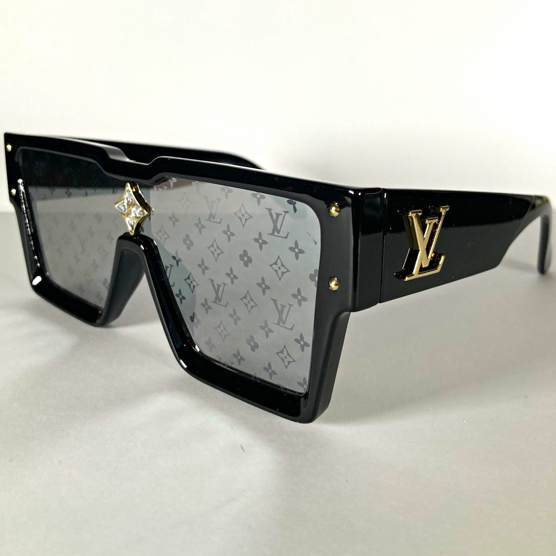 Louis Vuitton Men\'s Oversized Square Sunglasses Black/Gray Monogram 6007 145mm