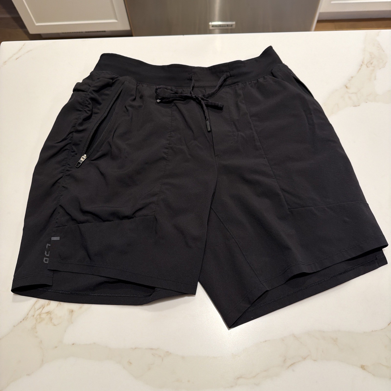 Lululemon License to Train Shorts Mens Medium Unlined Black 7 Inch Running Gym